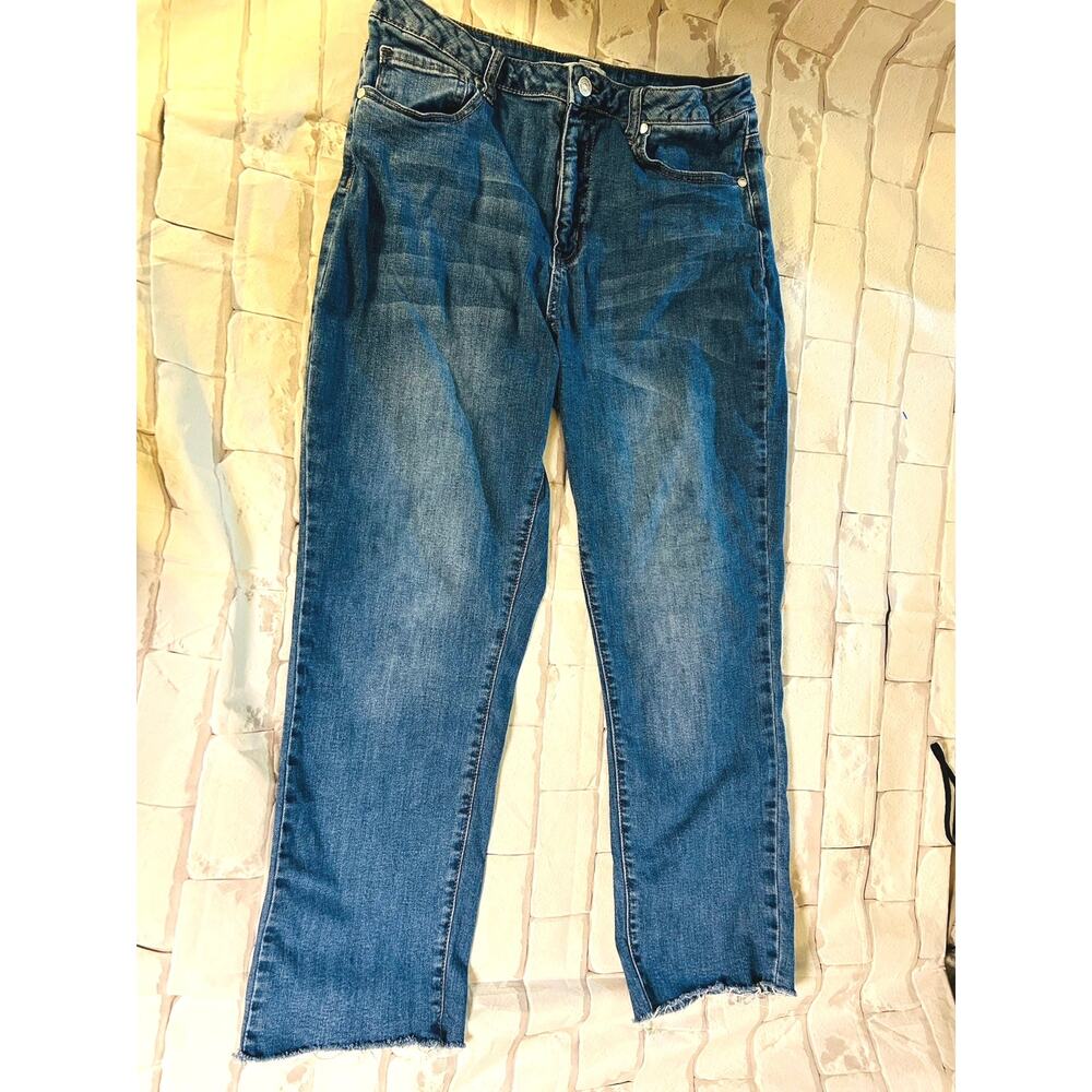 Forever 21 Women’s Size 31 Cropped Flare Jeans Raw Hem Medium Wash Denim